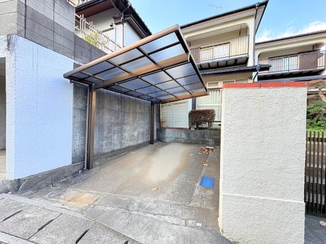 【駐車場1台完備】前面道路幅も広く、大きめの車も楽々入れます。