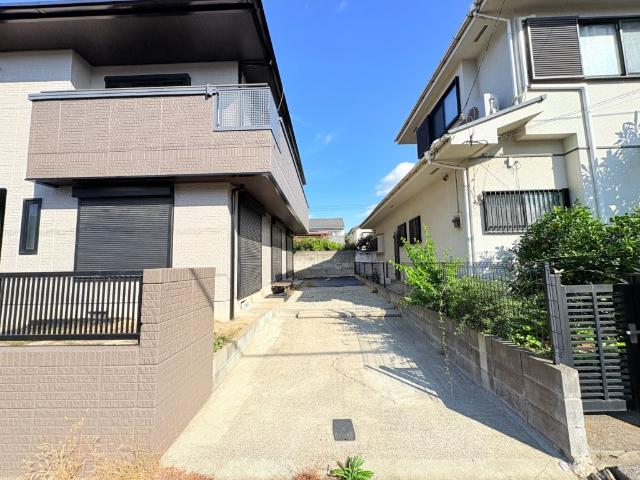 【駐車場】最大2台縦列駐車可能な駐車スペースです。余裕のあるスペースは来客時にも重宝しますね。