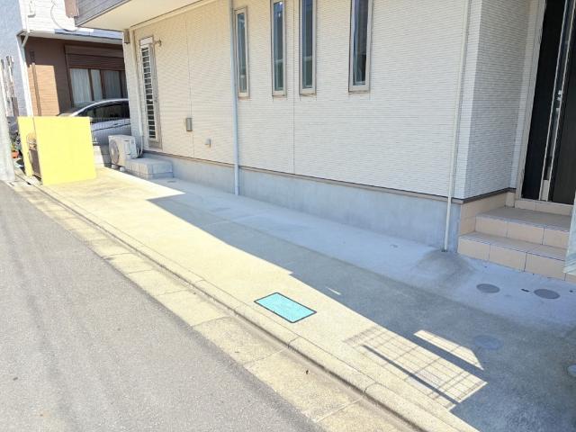 【駐車場1台完備】大きめの車も楽々入れます。