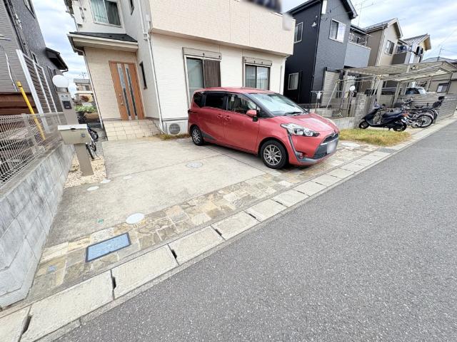 【駐車場】最大2台駐車可能な駐車スペースです。余裕のあるスペースは来客時にも重宝しますね。