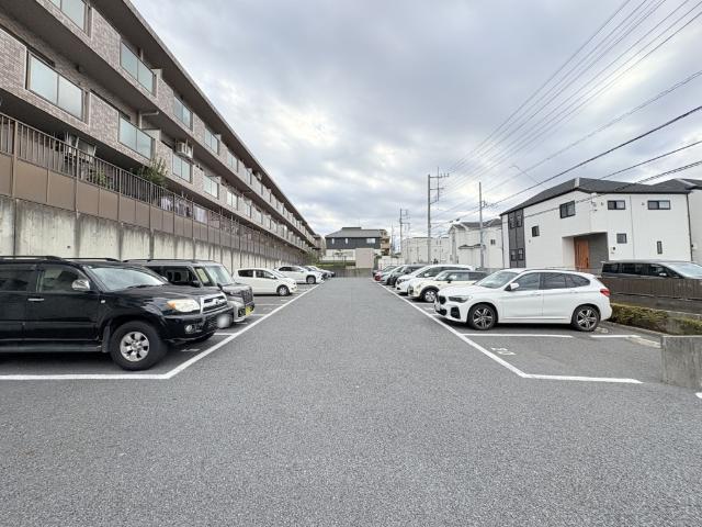 【きっちり整備された駐車場】敷地内駐車場あります。最新の空き状況はお問合せください。