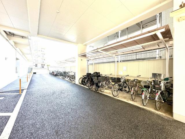 【マンション敷地を利用した駐輪場】敷地に沿って1台ずつ設置可能な駐輪場。