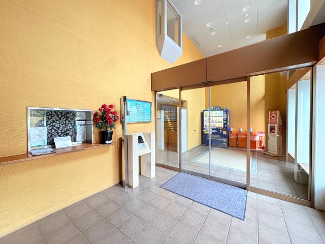 【エントランス】オートロックや防犯カメラで暮らしの安心・安全をお守りします。