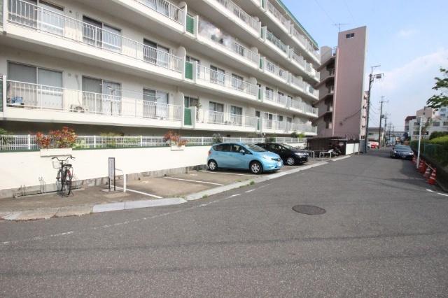 【きっちり整備された駐車場】敷地内駐車場あります。最新の空き状況はお問合せください。