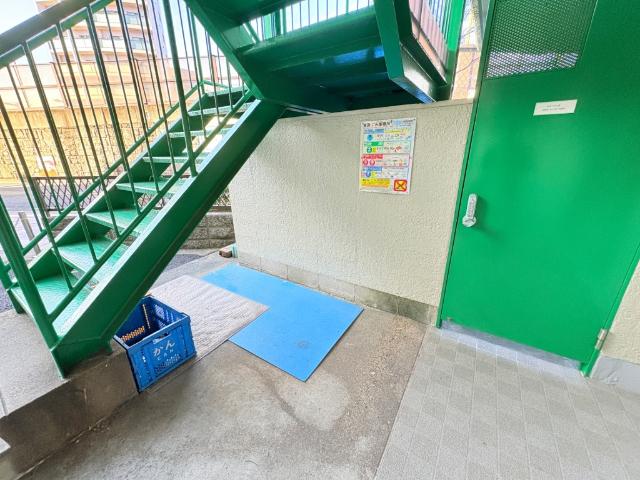 【ゴミ集積所】マンション敷地内のゴミ集積所です。きちんと管理がされています。