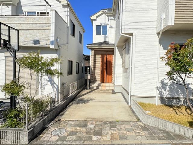 【駐車場1台完備】大きめの車も楽々入れます。