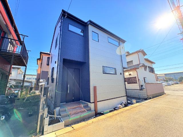 【「秋山」駅徒歩12分で遅い帰宅時も便利】忙しい朝、遅い帰宅時にも嬉しい距離感です。駅前が栄えているため、お休みの日もお買い物に不便しませんね♪