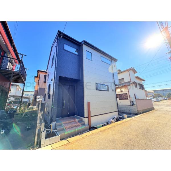 【「秋山」駅徒歩12分で遅い帰宅時も便利】忙しい朝、遅い帰宅時にも嬉しい距離感です。駅前が栄えているため、お休みの日もお買い物に不便しませんね♪