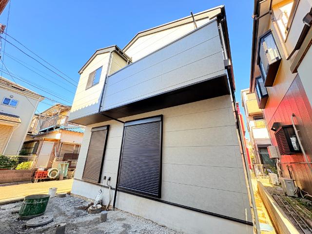 【リビング階段のLDK】子育て世帯に人気のリビング階段を採用しています。