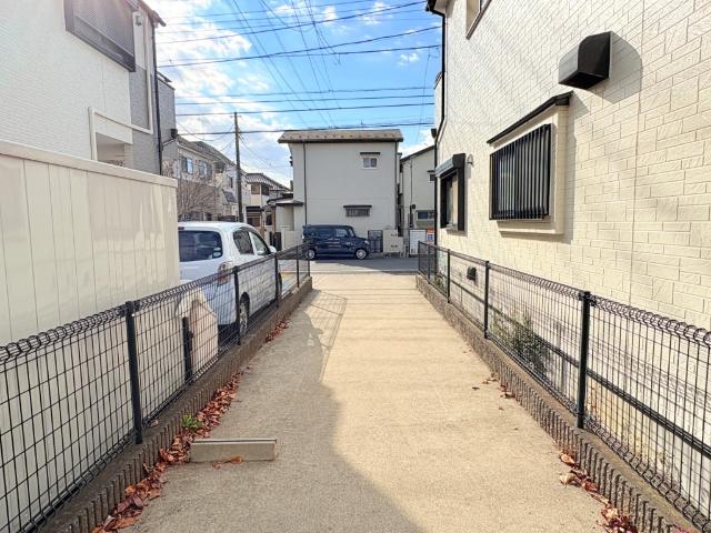 【駐車場】最大2台縦列駐車可能な駐車スペースです。余裕のあるスペースは来客時にも重宝しますね。