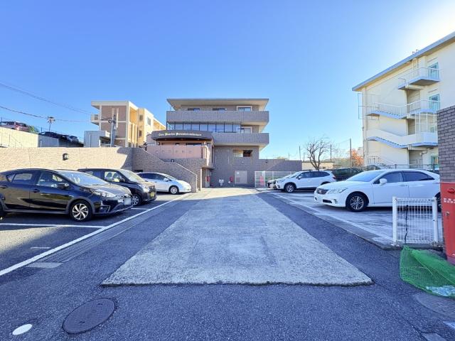 【きっちり整備された駐車場】敷地内駐車場あります。最新の空き状況はお問合せください。