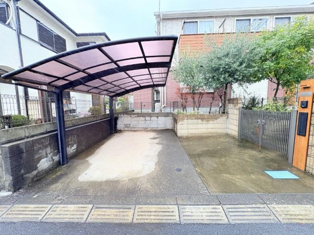 【カーポート設置】雨の日に濡れずに乗り降りが可能になったり、車が汚れにくくなったり重宝します。