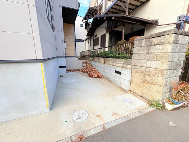 【駐車場1台完備】駅チカなのに自動車1台のスペースはとっても重宝しますね♪大きめの車も楽々入れます。