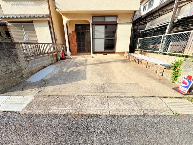 【屋根付きのベランダ】広いのでたくさんの洗濯物が干せちゃいますね。いきなりの雨で濡れる心配はございません。