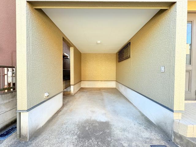 【ビルトイン駐車場】雨の日に濡れずに乗り降りが可能になったり、車が汚れにくくなったり重宝します。