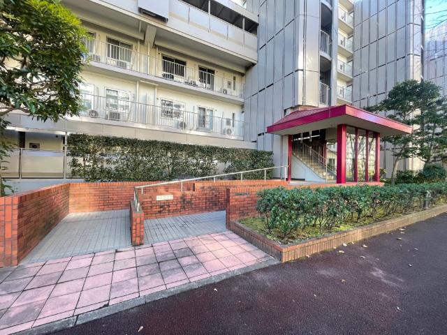 【バリアフリーなエントランス】スロープがあります。ベビーカーや車椅子も乗り入れられます。