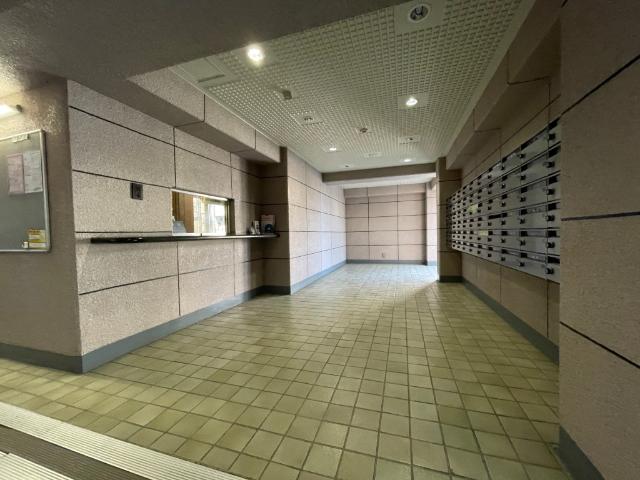 【日勤の管理人がいるロビー】集合ポストや住人が顔を交わす空間です。