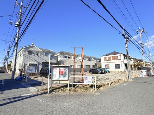 【ゆったり角地の区画】角地の為、陽射しに包まれた明るい立地で開放感が溢れます。設計・間取りの自由度が高く理想の住まいを建築可能です。