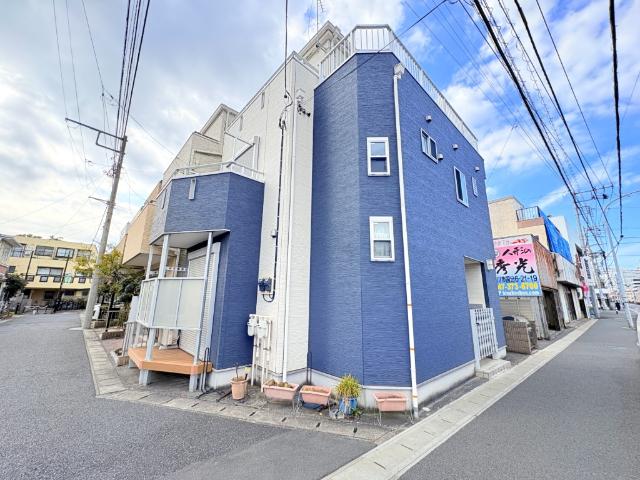 【「市川」駅徒歩9分で遅い帰宅時も便利】忙しい朝、遅い帰宅時にも嬉しい距離感です。駅前が栄えているため、お休みの日もお買い物に不便しませんね♪