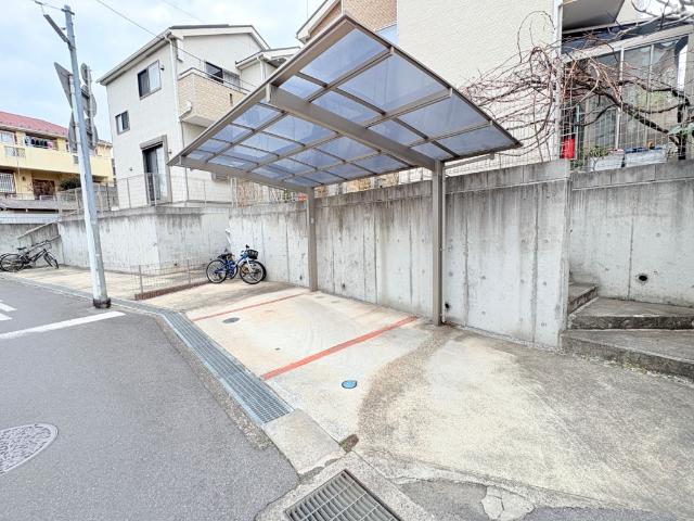 【駐車場】カーポート付きです。