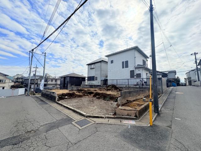 【ゆったり角地の区画】角地の為、陽射しに包まれた明るい立地で開放感が溢れます。