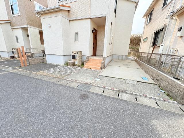 【駐車場2台完備】最大2台駐車可能な駐車スペースです。余裕のあるスペースは来客時にも重宝しますね。