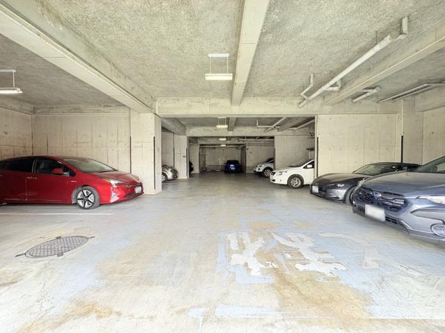 【駐車場】駐車場月額8,000〜13,000円。バイク置き場年額6,000円。