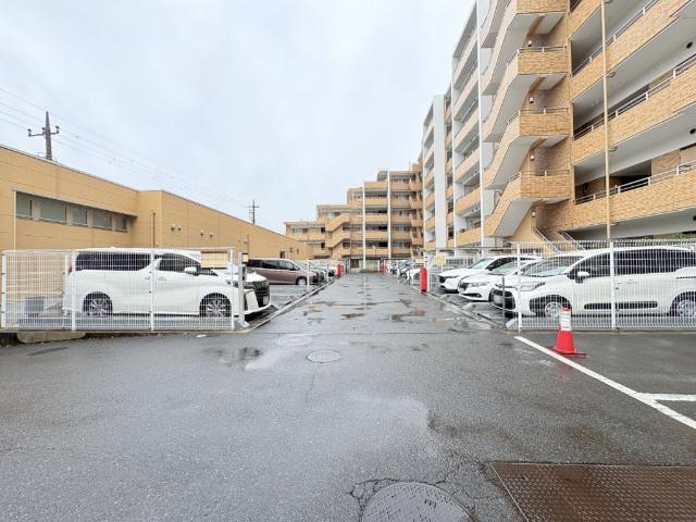 【駐車場】月額5,750円〜8,050円。最新の空き状況はお問合せください。