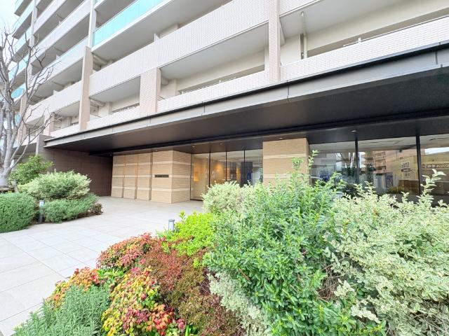 【エントランス】オートロックや防犯カメラで暮らしの安心・安全をお守りします。