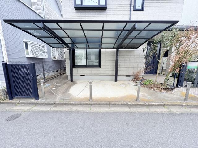 【駐車場】カーポート付きで雨の日に濡れずに乗り降りが可能です。