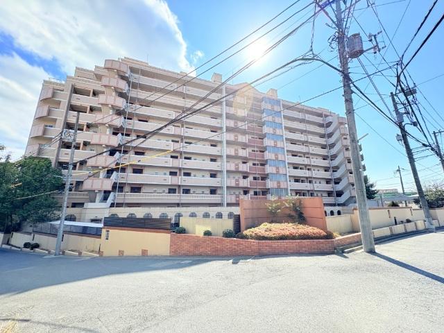 【「新松戸」駅徒歩17分】三面バルコニー付きの南西角部屋です。テラスモール松戸徒歩6分でお買い物に不便しませんね♪