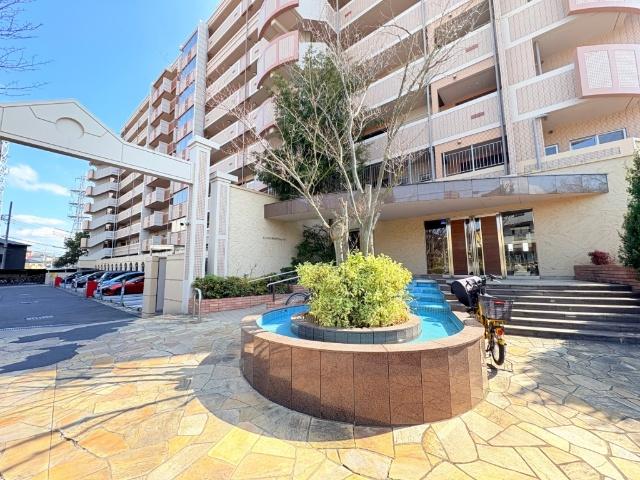 【エントランス】高級感のあるメインエントランス