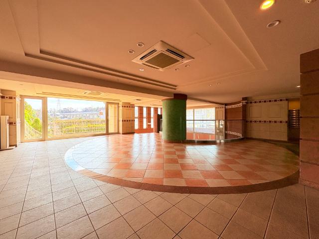 【ロビー】住人が顔を交わす空間です。綺麗に管理されています。