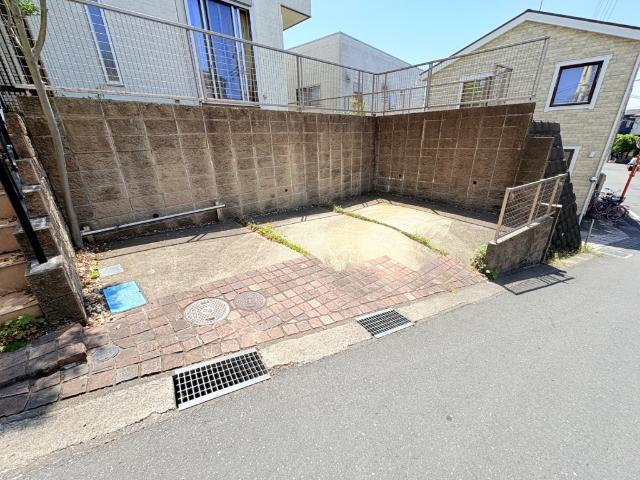 【駐車場1台完備】駅チカなのに自動車1台のスペースはとっても重宝しますね♪大きめの車も楽々入れます。