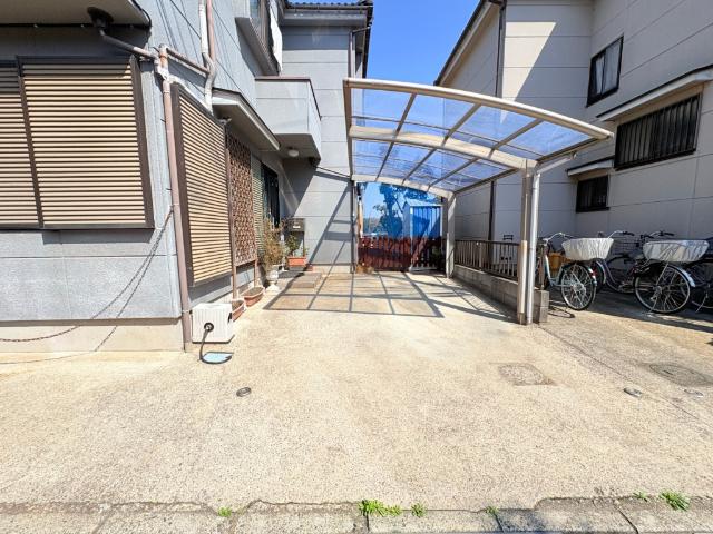 【カーポート設置】雨の日に濡れずに乗り降りが可能になったり、車が汚れにくくなったり重宝します。