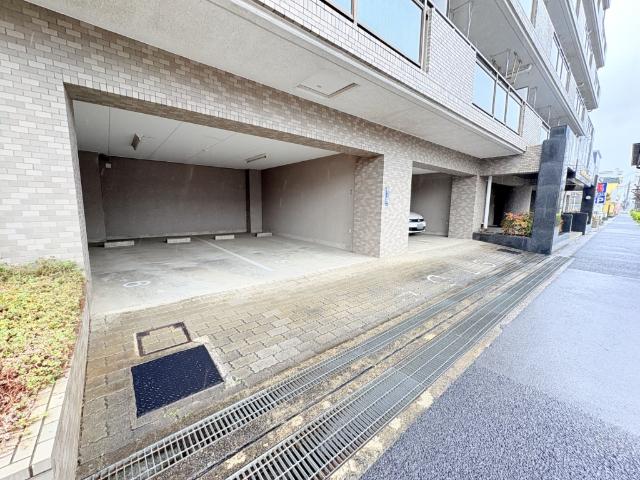 【きっちり整備された駐車場】ビルトインタイプの車庫は愛車を雨風による錆びつき、劣化から守ります。駐車場月額8,000円。バイク置場年額4.000円。