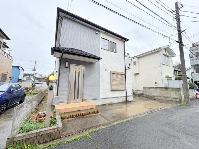 【新規リフォーム物件】全室クロス貼替、1階クッションフロア貼替、浴室床貼替工事中。