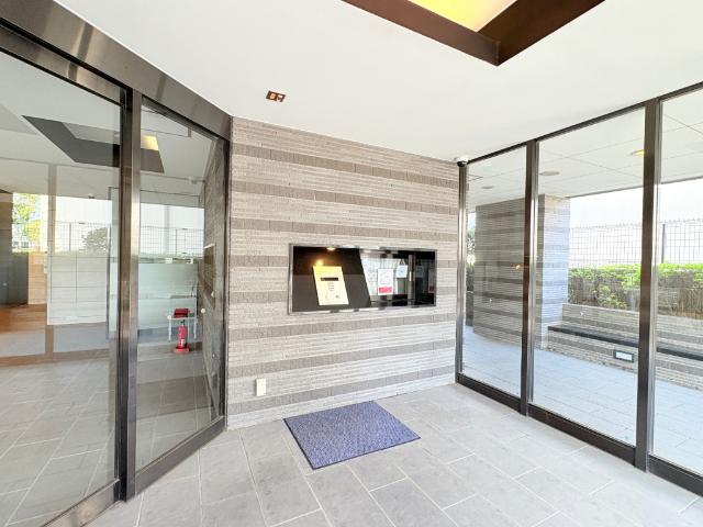 【ロビー】日勤の管理人がいるロビーす。日も入りとても快適です。