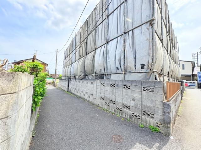 【ゆったり角地の区画】角地の為、陽射しに包まれた明るい立地で開放感が溢れます。設計・間取りの自由度が高く理想の住まいを建築可能です。