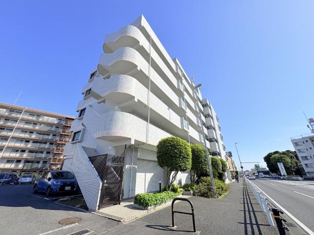 【「松戸」駅徒歩12分で遅い帰宅時も便利】忙しい朝、遅い帰宅時にも嬉しい距離感です。駅前が栄えているため、お休みの日もお買い物に不便しませんね♪