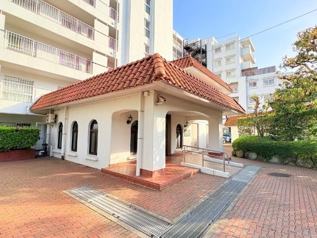 【バリアフリーなエントランス】スロープがあります。ベビーカーや車椅子、自転車も乗り入れられます。