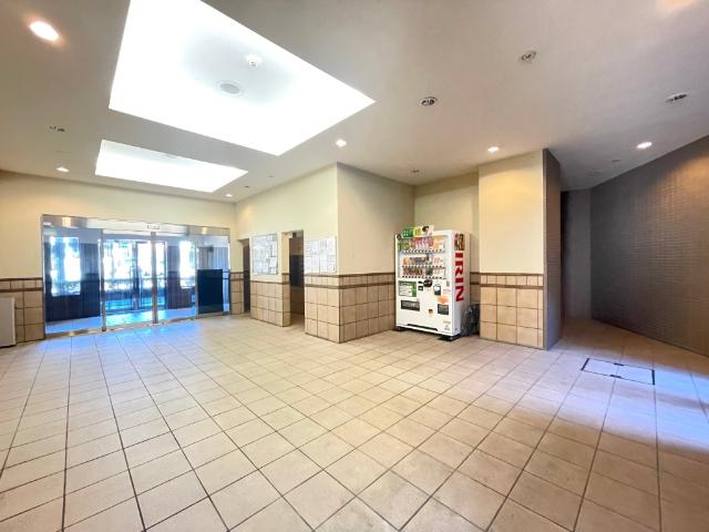 【ロビー】住人が顔を交わす空間です。常に綺麗に管理されているのがわかります。