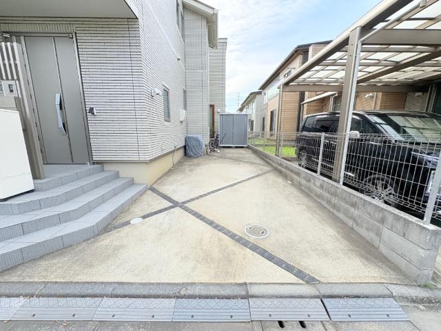 【駐車場1台完備】駅チカなのに自動車1台のスペースはとっても重宝しますね♪大きめの車も楽々入れます。