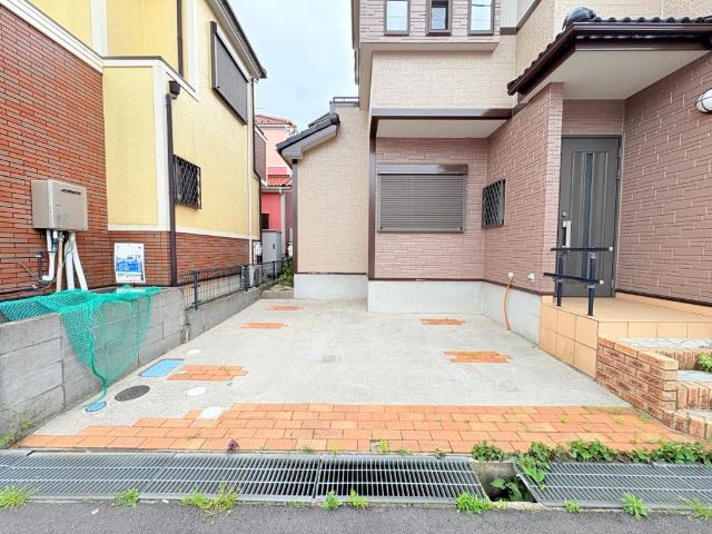 【駐車場】最大2台駐車可能な駐車スペースです。余裕のあるスペースは来客時にも重宝しますね。
