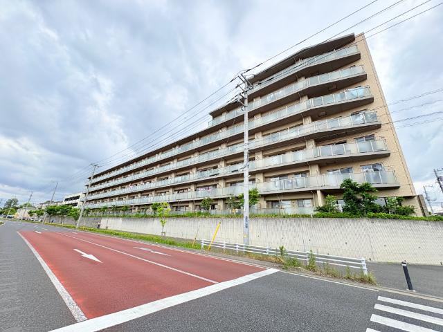 【「流山おおたかの森」駅徒歩10分で遅い帰宅時も便利】忙しい朝、遅い帰宅時にも嬉しい距離感です。駅前が栄えているため、お休みの日もお買い物に不便しませんね♪
