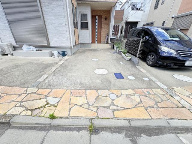 【駐車場】余裕のある広さで大きめの車も楽々入れます。