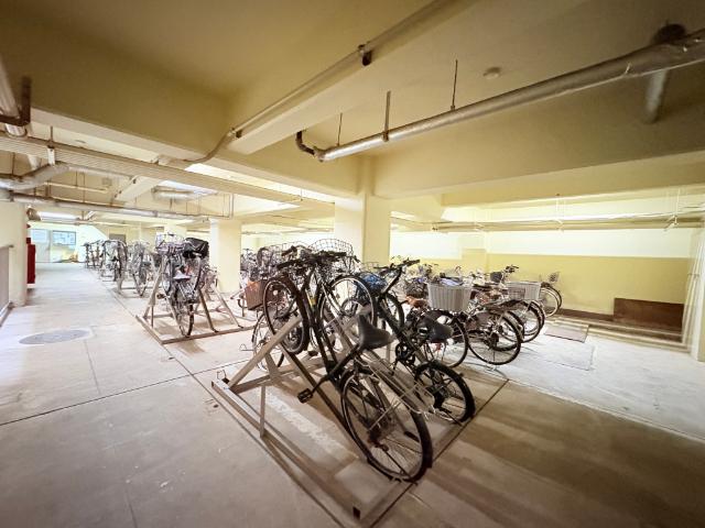 【屋内駐輪場】屋内に駐輪場がある為、自転車が丈夫に長持ちします。月額300円。