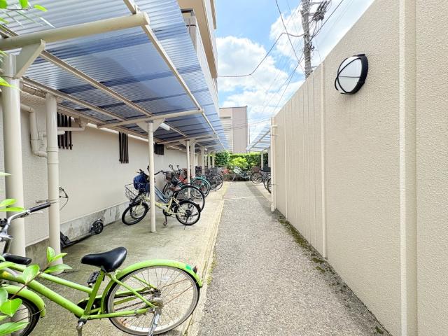【駐輪場】サイクルポートを設置しています。椅子が濡れず汚れないので便利です。利用料無料。