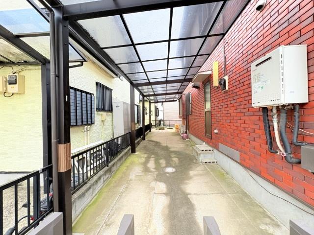 【前面北東側5m私道】 大通りより少し中に入った静かな環境で、車の行き来も多くありません。