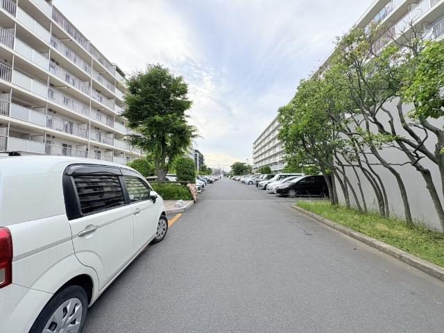 【駐車場】敷地内駐車場あります。利用料月額5,600円。最新の空き状況はお問合せください。